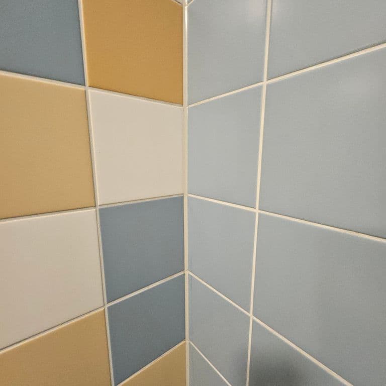 Binnenschilderwerk: 2500 m² wanden; 40 raamkozijnen; Kantoor