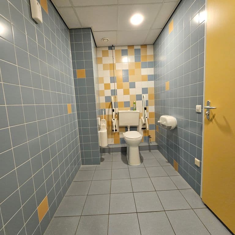 Binnenschilderwerk: 2500 m² wanden; 40 raamkozijnen; Kantoor